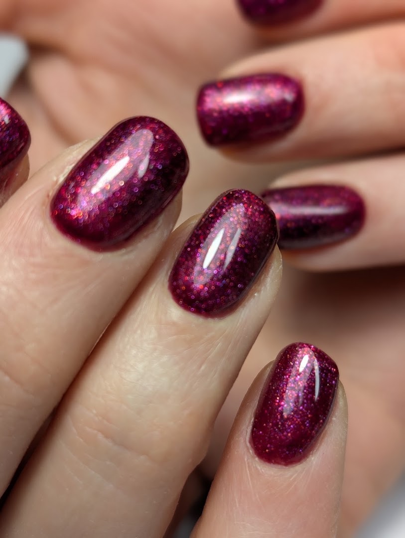Diep magenta gelpolish met fijne glitter, gezet bij Nagelhuijs76 in Etten-Leur