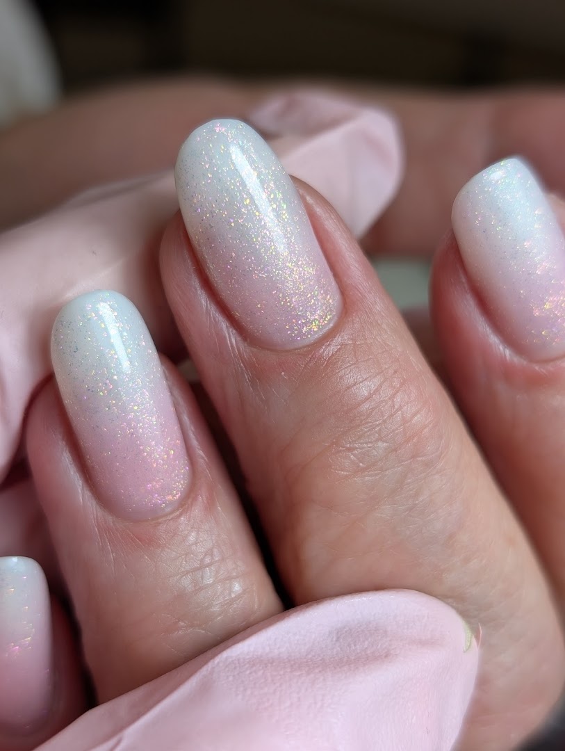 Parelmoer gelpolish in een zacht wit-roze ombre, gemaakt bij Nagelhuijs76