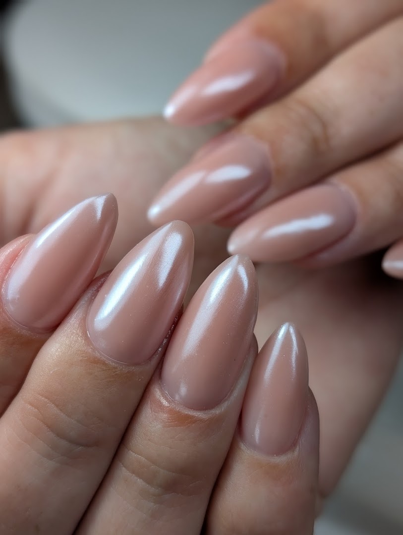Close-up van glanzende nude gelpolish nagels, gezet bij Nagelhuijs76 in Etten-Leur