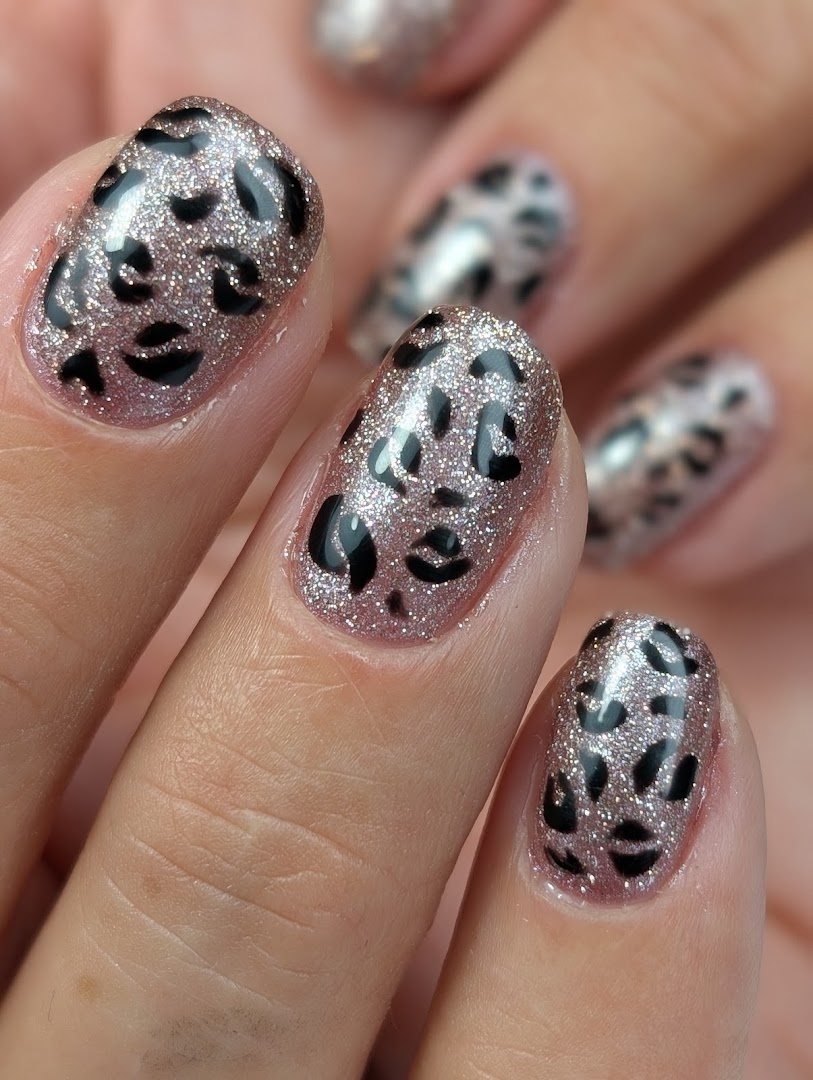 Nagels met zilveren glitter en handgeschilderde luipaardprint, gemaakt bij Nagelhuijs76